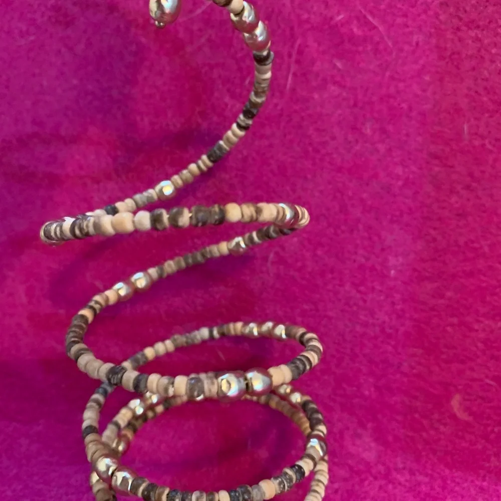 Chico’s Wrap Wooden & Gold Tone Beaded Bracelet - Picture 4 of 4
